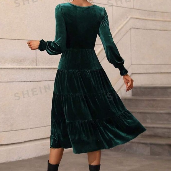 Elegant Velvet Green Dress - Picture 3 of 3